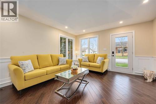 4370 Fifth Street, Petrolia, ON - Indoor Photo Showing Living Room