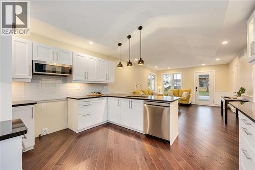 4370 Fifth Street, Petrolia, ON - Indoor Photo Showing Kitchen With Upgraded Kitchen