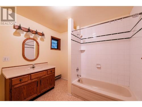 5671 Longbeach Road, Nelson, BC - Indoor Photo Showing Bathroom