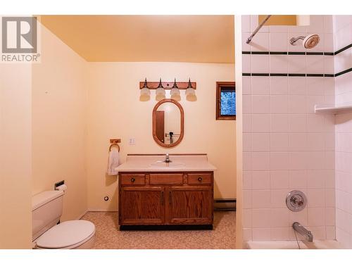 5671 Longbeach Road, Nelson, BC - Indoor Photo Showing Bathroom