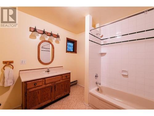 5671 Longbeach Road, Nelson, BC - Indoor Photo Showing Bathroom