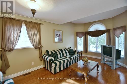 19 Brillinger Drive, Wasaga Beach, ON - Indoor Photo Showing Living Room