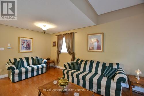 19 Brillinger Drive, Wasaga Beach, ON - Indoor Photo Showing Living Room