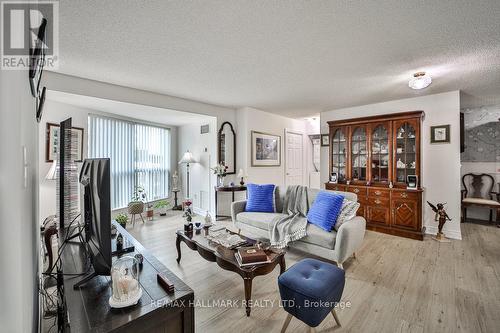 315 - 23 Lorraine Drive, Toronto, ON - Indoor Photo Showing Living Room