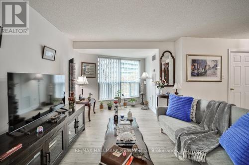 315 - 23 Lorraine Drive, Toronto, ON - Indoor Photo Showing Living Room