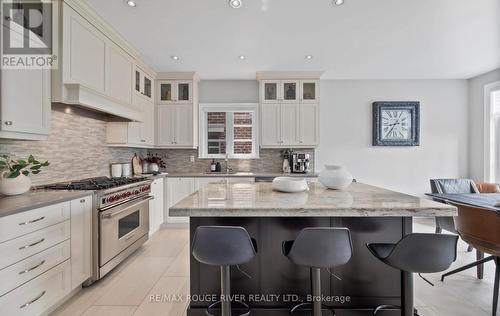 21 Verdi Road, Richmond Hill, ON - Indoor Photo Showing Kitchen With Upgraded Kitchen