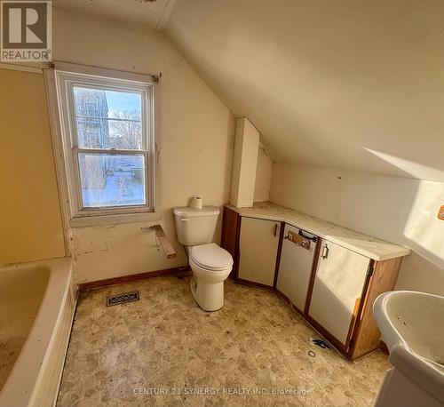 15 Bay Street S, Smiths Falls, ON - Indoor Photo Showing Bathroom