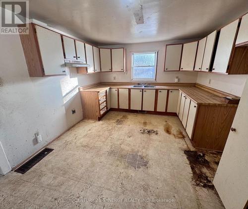 15 Bay Street S, Smiths Falls, ON - Indoor Photo Showing Kitchen With Double Sink