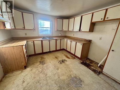 15 Bay Street S, Smiths Falls, ON - Indoor Photo Showing Kitchen With Double Sink