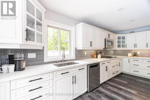 37 O'Donnell Court, Penetanguishene, ON - Indoor Photo Showing Kitchen With Upgraded Kitchen