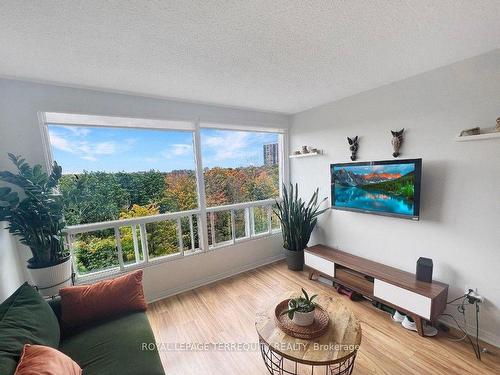 504-7 Concorde Pl, Toronto, ON - Indoor Photo Showing Living Room