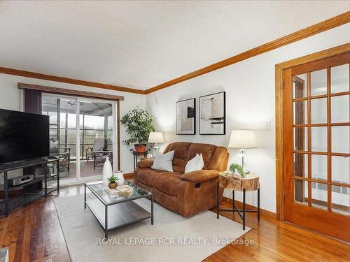 116 Tyson Dr, East Gwillimbury, ON - Indoor Photo Showing Living Room