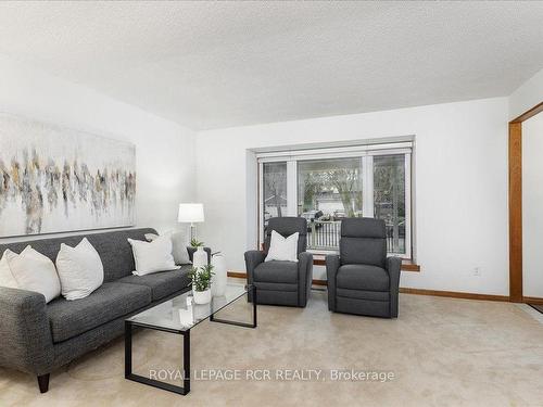 116 Tyson Dr, East Gwillimbury, ON - Indoor Photo Showing Living Room