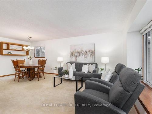 116 Tyson Dr, East Gwillimbury, ON - Indoor Photo Showing Living Room