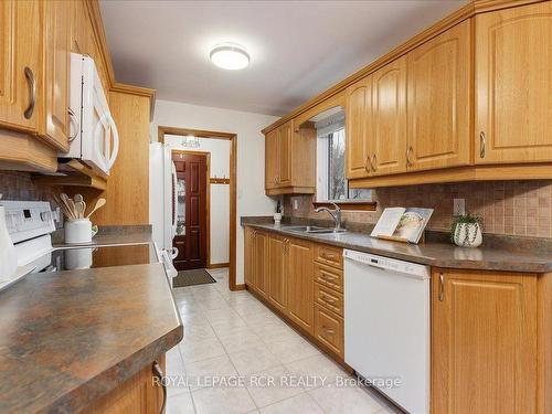 116 Tyson Dr, East Gwillimbury, ON - Indoor Photo Showing Kitchen With Double Sink