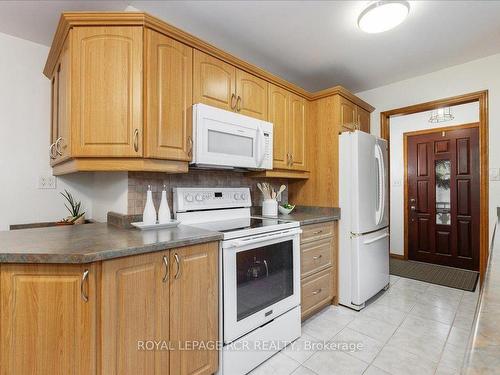 116 Tyson Dr, East Gwillimbury, ON - Indoor Photo Showing Kitchen