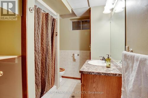 7061 Dolphin Street, Niagara Falls (212 - Morrison), ON - Indoor Photo Showing Bathroom