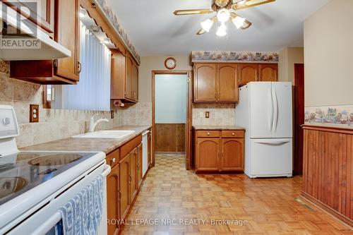 7061 Dolphin Street, Niagara Falls (212 - Morrison), ON - Indoor Photo Showing Kitchen