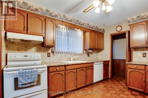 7061 Dolphin Street, Niagara Falls (212 - Morrison), ON - Indoor Photo Showing Kitchen