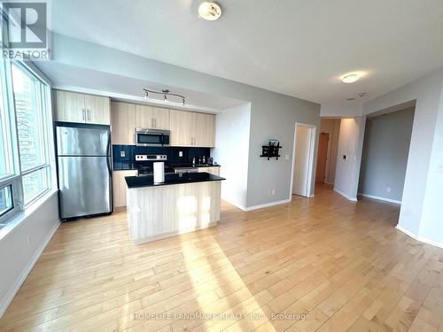 3904 - 55 Bremner Boulevard, Toronto, ON - Indoor Photo Showing Kitchen