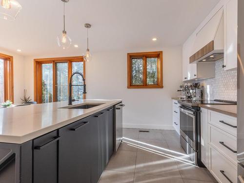 Cuisine - 2126 Boul. Perrot, Notre-Dame-De-L'Île-Perrot, QC - Indoor Photo Showing Kitchen With Upgraded Kitchen