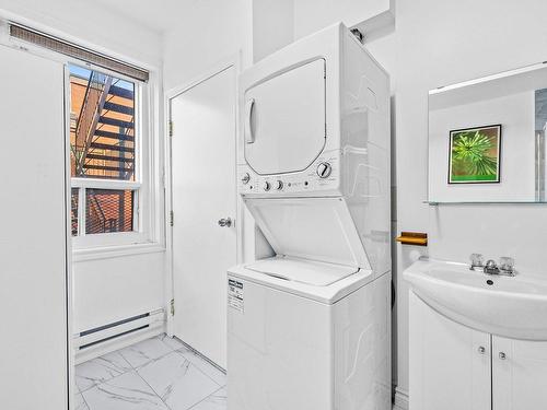 Bathroom - 2-2311 Rue Ontario E., Montréal (Ville-Marie), QC - Indoor Photo Showing Laundry Room