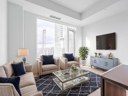 1701-11 Yorkville Ave, Toronto, ON - Indoor Photo Showing Living Room