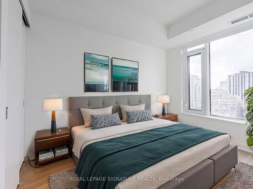 1701-11 Yorkville Ave, Toronto, ON - Indoor Photo Showing Bedroom