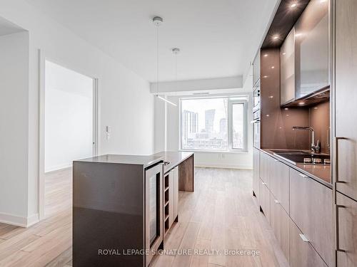 1701-11 Yorkville Ave, Toronto, ON - Indoor Photo Showing Kitchen With Upgraded Kitchen