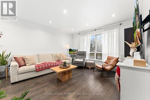 7 North Heights Road, Toronto, ON - Indoor Photo Showing Living Room