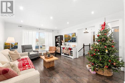 7 North Heights Road, Toronto, ON - Indoor Photo Showing Living Room