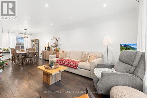 7 North Heights Road, Toronto, ON - Indoor Photo Showing Living Room