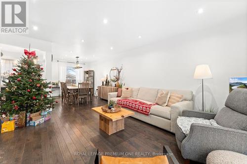 7 North Heights Road, Toronto, ON - Indoor Photo Showing Living Room