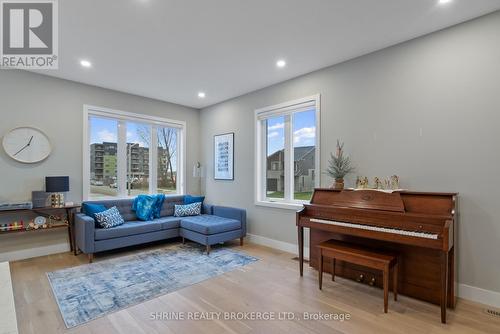 Unit 2 - 745 Chelton Road, London, ON - Indoor Photo Showing Living Room