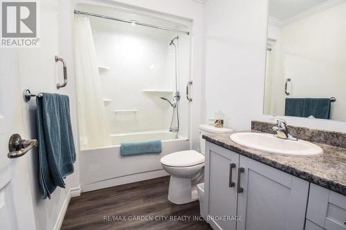 3951 Durban Lane, Lincoln (980 - Lincoln-Jordan/Vineland), ON - Indoor Photo Showing Bathroom