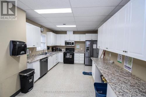 3951 Durban Lane, Lincoln (980 - Lincoln-Jordan/Vineland), ON - Indoor Photo Showing Kitchen With Double Sink