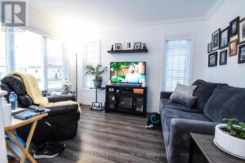 3951 Durban Lane, Lincoln (980 - Lincoln-Jordan/Vineland), ON - Indoor Photo Showing Living Room