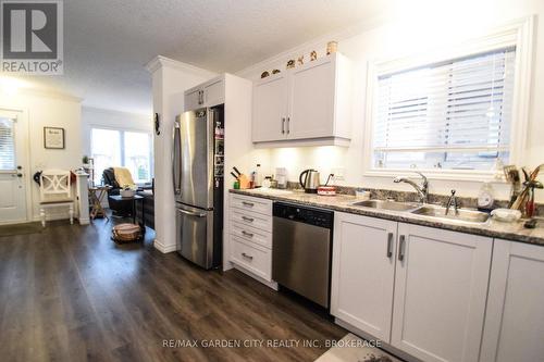 3951 Durban Lane, Lincoln (980 - Lincoln-Jordan/Vineland), ON - Indoor Photo Showing Kitchen With Double Sink