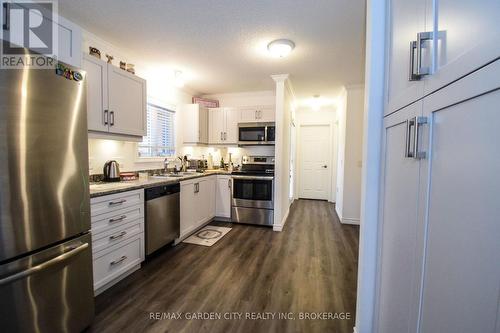 3951 Durban Lane, Lincoln (980 - Lincoln-Jordan/Vineland), ON - Indoor Photo Showing Kitchen With Upgraded Kitchen