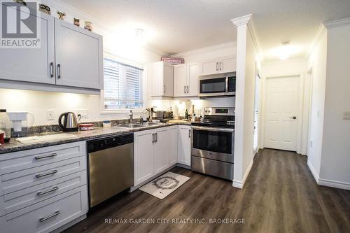 3951 Durban Lane, Lincoln (980 - Lincoln-Jordan/Vineland), ON - Indoor Photo Showing Kitchen With Double Sink