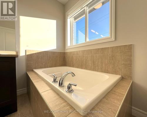 100 Dolomiti Court, Hamilton, ON - Indoor Photo Showing Bathroom