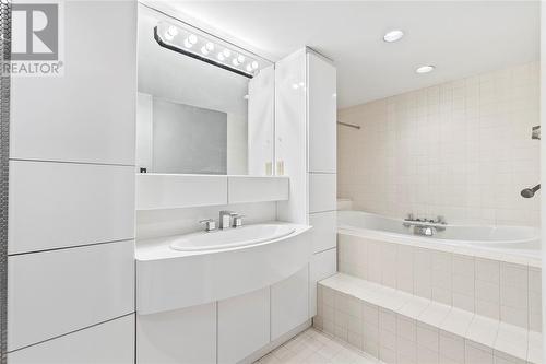 2144 Pelissier Street, Windsor, ON - Indoor Photo Showing Bathroom