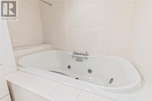 2144 Pelissier Street, Windsor, ON - Indoor Photo Showing Bathroom