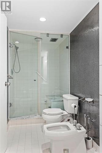 2144 Pelissier Street, Windsor, ON - Indoor Photo Showing Bathroom