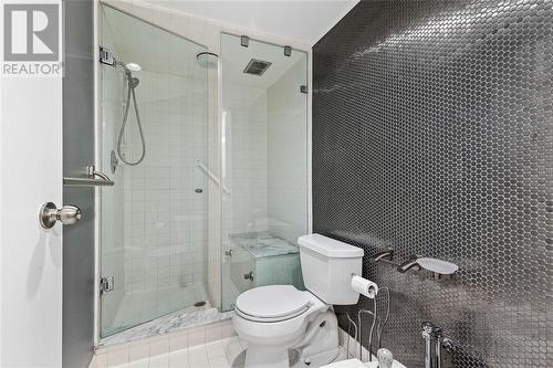 2144 Pelissier Street, Windsor, ON - Indoor Photo Showing Bathroom