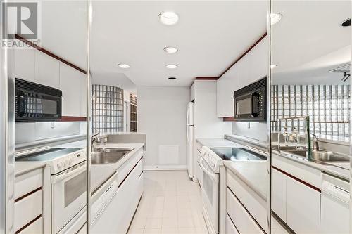 2144 Pelissier Street, Windsor, ON - Indoor Photo Showing Kitchen