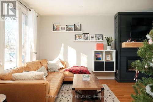 581 Saugeen Crescent, Peterborough (Ashburnham), ON - Indoor Photo Showing Living Room