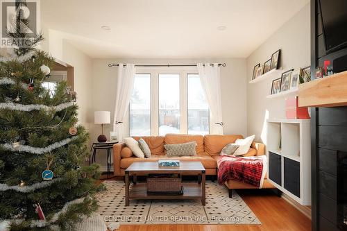 581 Saugeen Crescent, Peterborough (Ashburnham), ON - Indoor Photo Showing Living Room