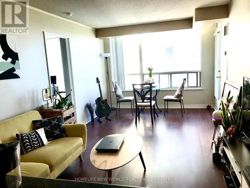 1505 - 18 Parkview Avenue, Toronto, ON - Indoor Photo Showing Living Room