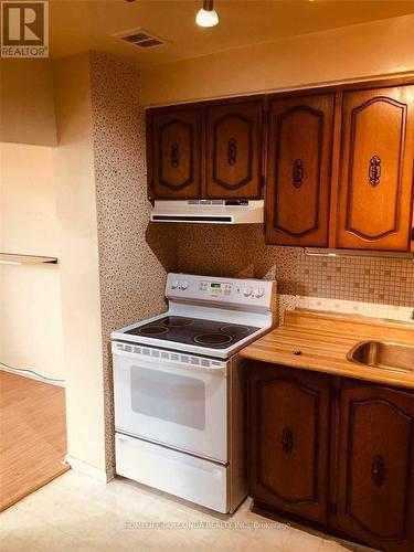 501 - 825 Kennedy Road, Toronto, ON - Indoor Photo Showing Kitchen